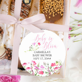 Pegatina Redonda Bebé en el Baby Shower de flores silvestres rosada