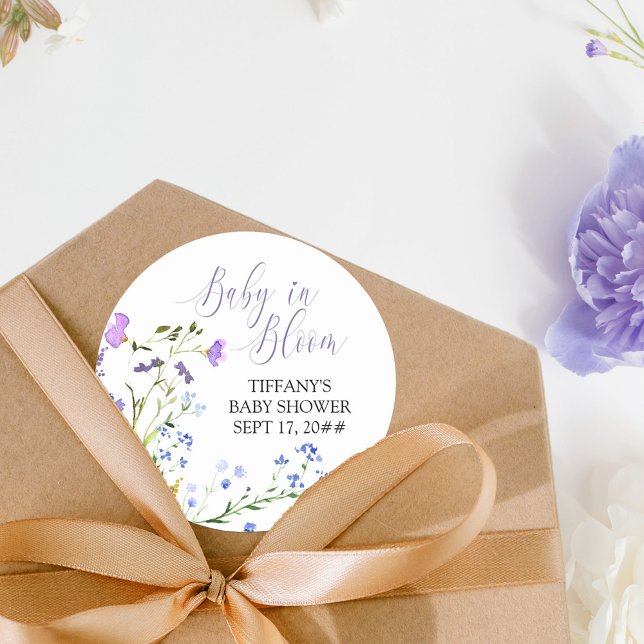 Pegatina Redonda Bebé en el Baby Shower de flores violetas púrpuras (Baby in Bloom baby shower sticker from my Purple Wildflower Collection.)