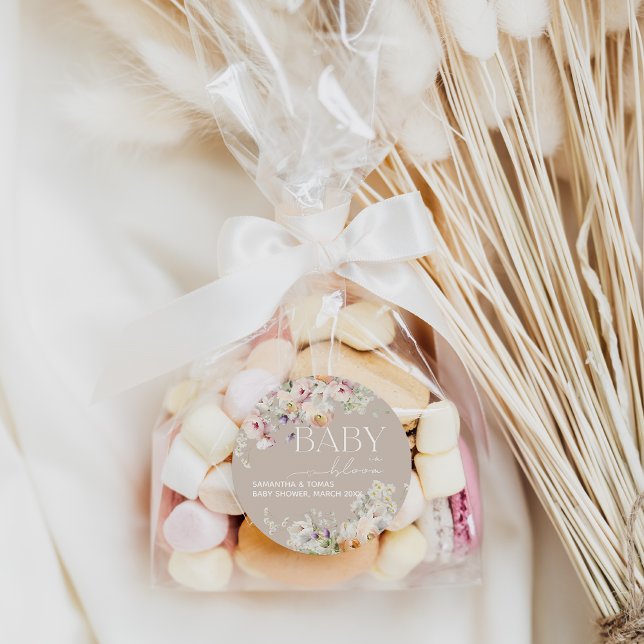 Pegatina Redonda Bebé en el Baby Shower de la primavera floreciente (Subido por el creador)