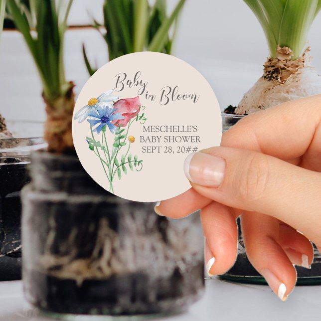 Pegatina Redonda Bebé en el florecimiento de flores silvestres en e (Baby in Bloom baby shower sticker from my Wildflower Charm collection)