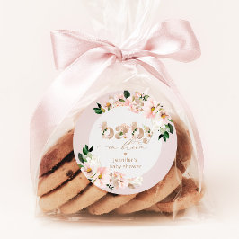 Pegatina Redonda Bebé en flor chica bebé elegante