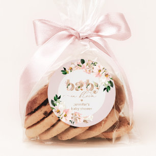 Pegatina Redonda Bebé en flor niña baby shower elegante