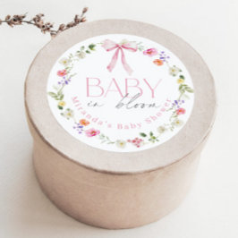 Pegatina Redonda Bebe en flor Rosa lazo floral Baby shower