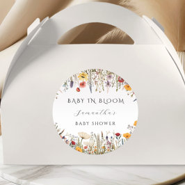 Pegatina Redonda Bebé floral blanco dulce en ducha de flores