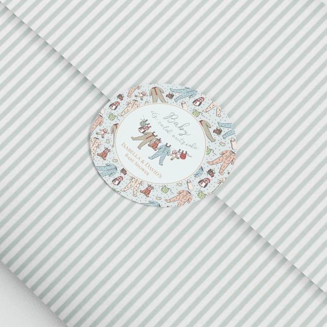 Pegatina Redonda Bebé, frío fuera del Baby Shower invernal (Cute Christmas Baby Shower Baby It's Cold Outside Favor Sticker in Baby Blue. Holiday Pajamas)