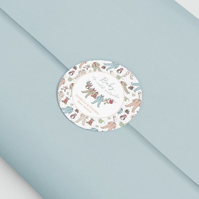 Pegatina Redonda Bebé, frío fuera del Baby Shower invernal (White Christmas Baby Shower Sticker. Holiday Pattern of Baby Pajama, Penguin, Reindeer & Teddy Bear)