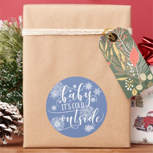 Pegatina Redonda Bebé, hace frío fuera de las pegatinas de Navidad (Vacaciones)
