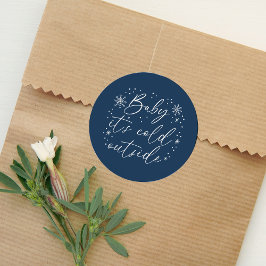 Pegatina Redonda Bebé hace frío fuera del Baby Shower Blue Snowflak