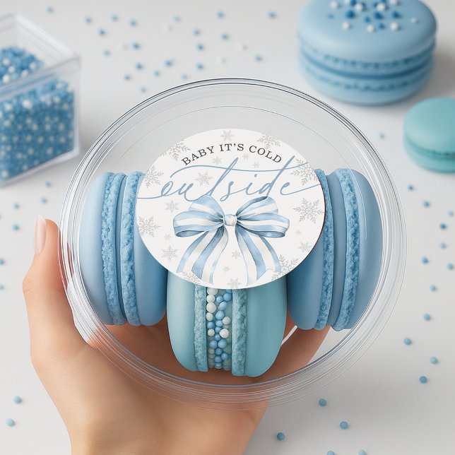 Pegatina Redonda Bebé, hace frío fuera del bebé azul de invierno (Baby It’s Cold Outside Blue Bow Winter Baby Classic Round Sticker. #winterbabyshower
)