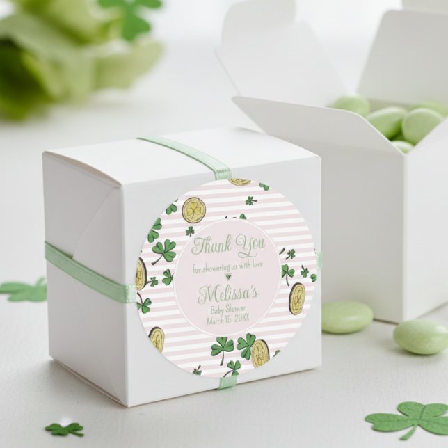 Pegatina Redonda Bebé irlandés rosa y blanco gracias a favor (Cute Pink and White Striped Pattern with Lucky Green Shamrocks Irish Baby Shower Stickers for Her. )