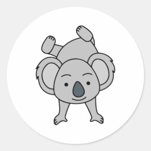 Pegatina Redonda Bebé Koala Lindo Con Una Sonrisa Haciendo Una Volt