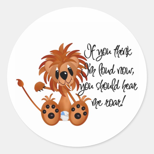 Pegatina Redonda Bebé León me escucha camisetas rojas y regalos (Anverso)