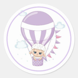 Pegatina Redonda Bebé ovino en balón morado de aire caliente