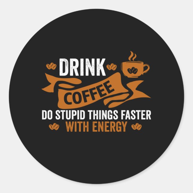 Pegatina Redonda beber café hacer cosas estúpidas más rápido con en (Anverso)