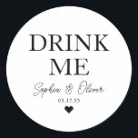 Pegatina Redonda BEBER ME Dessert Candy Bar Corazón Favor de la Bod<br><div class="desc">Un clásico Pegatina Boda Black Gracias con "Drink Me" en un clásico y elegante tipo de letra. Puede personalizarlo fácilmente con sus nombres y fecha de boda.</div>