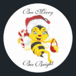 Pegatina Redonda Bee Merry Christmas Personalizado<br><div class="desc">Adorables Navidades son personalizados con una nariz roja Navidad,  Navidades gorras,  sosteniendo un dulce de menta y una canasta de miel roja. Cuidado diseño personalizado de Navidades para niños. Fácil de personalizar cambiando el texto.</div>