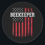 Pegatina Redonda Beekeeper Bandera Estadounidense Patriota Estadoun<br><div class="desc">Beekeeper Bandera Estadounidense Patriota Camiseta Patriótica</div>