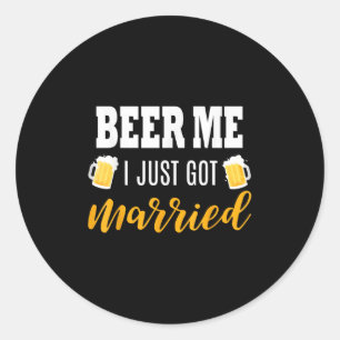 Pegatina Redonda Beer Me Acabo De Casar Con Un Regalo Boda.