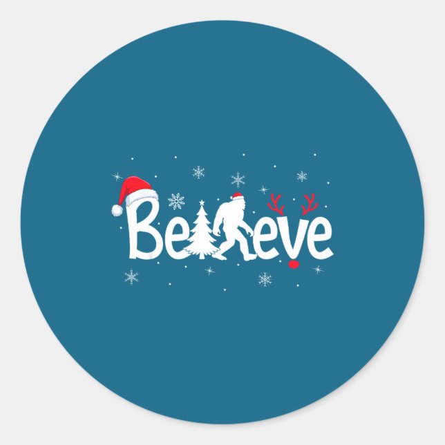 Pegatina Redonda Believe Bigfoot Sasquatch Reindeer Santa Hat Merry (Anverso)