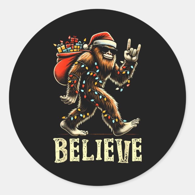Pegatina Redonda Believe Bigfoot Sasquatch Santa Reindeer Christmas (Anverso)