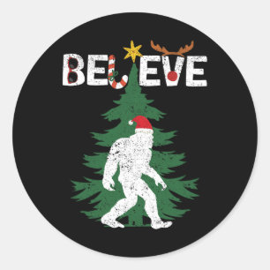 Pegatina Redonda Believe Bigfoot Sasquatch Yeti Santa Hat Navidades
