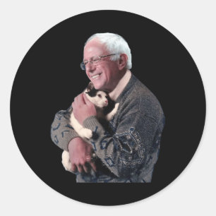 Pegatina Redonda Bernie Sanders Abrazando a un camisón de gato a un