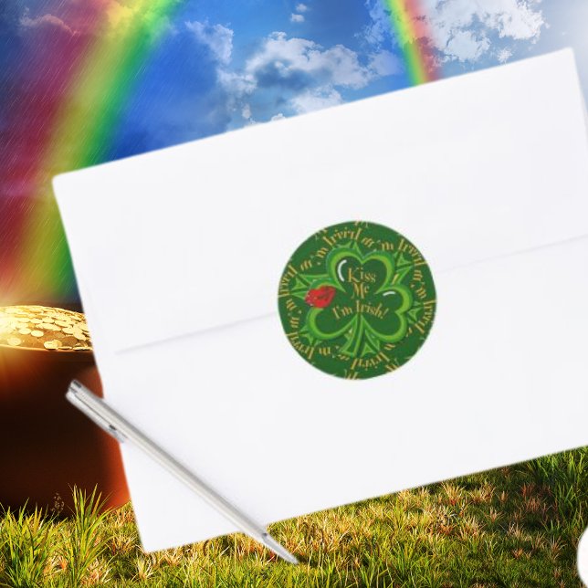 Pegatina Redonda Bésame soy el Día de San Patricio Irlandés (Kiss Me I'm Irish St. Patrick's Day Classic Round Sticker)