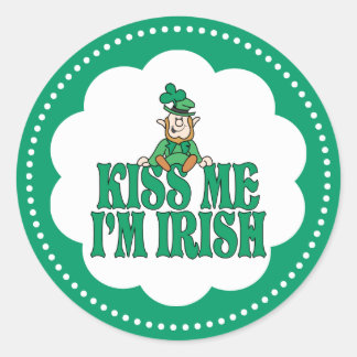 Pegatina Redonda Bésame soy el pequeño Leprechaun irlandés