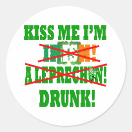 Pegatina Redonda Bésame, soy irlandés, un leprechaun, borracho!