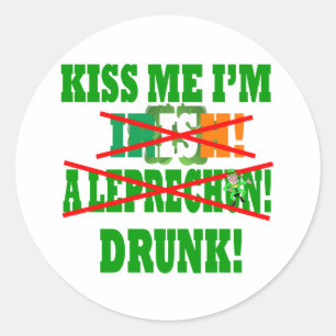 Pegatina Redonda Bésame, soy irlandés, un leprechaun, borracho!