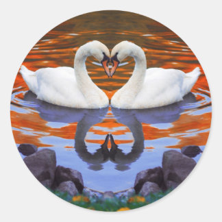 Pegatina Redonda Besando cisnes con amor, el corazón forma los cuel