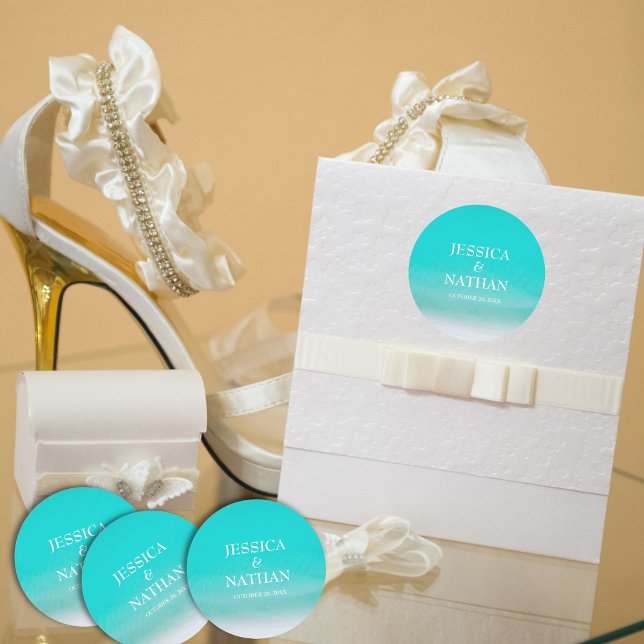 Pegatina Redonda Besos salados en la boda de la playa de arena en N (Subido por el creador)