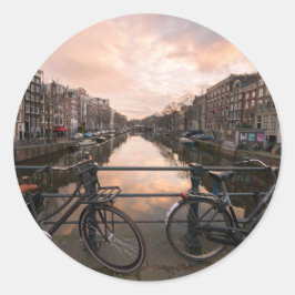 Pegatina Redonda Bicicletas al atardecer en Amsterdam