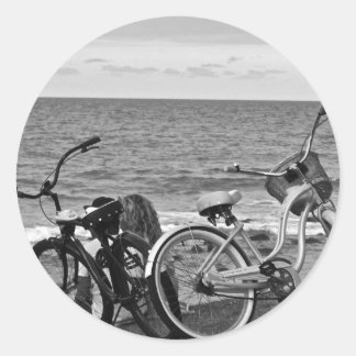 Pegatina Redonda Bicicletas junto al mar