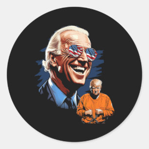 Pegatina Redonda Biden Se Ríe De Trump Para Encarcelar A Tee Anti-T