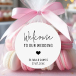Pegatina Redonda Bienvenida a Boda minimalista Boda moderno<br><div class="desc">Boda Nombres De Bienvenida Fecha Dulces Postres Favor Pegatina Redondo Clásico</div>