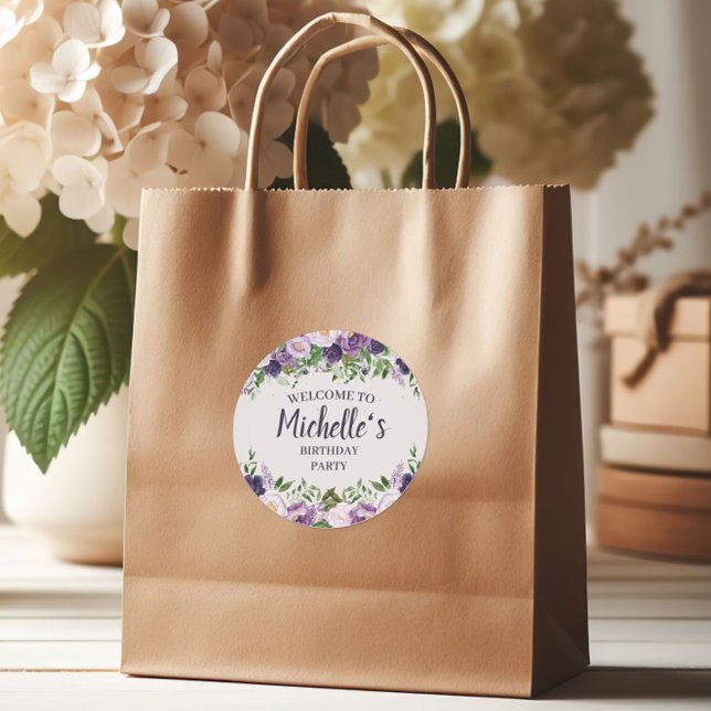 Pegatina Redonda Bienvenida al cumpleaños de las mujeres moradas co (Purple peonies birthday party gift bag sticker)
