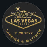 Pegatina Redonda Bienvenidos al Rótulo de Las Vegas Negro con Oro<br><div class="desc">Favor pegatina o sello para sobres con el Rótulo "Bienvenidos a las Fabulosas Vegas" en un falso Relieve metalizado de oro. Haga clic en PERSONALIZAR MÁS AÚN para cambiar el color de fondo,  la fuente y el color del texto.</div>