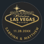 Pegatina Redonda Bienvenidos al Rótulo de Las Vegas Negro con Oro<br><div class="desc">Favor pegatina o sello para sobres con el Rótulo "Bienvenidos a las Fabulosas Vegas" en un falso Relieve metalizado de oro. Haga clic en PERSONALIZAR MÁS AÚN para cambiar el color de fondo,  la fuente y el color del texto.</div>