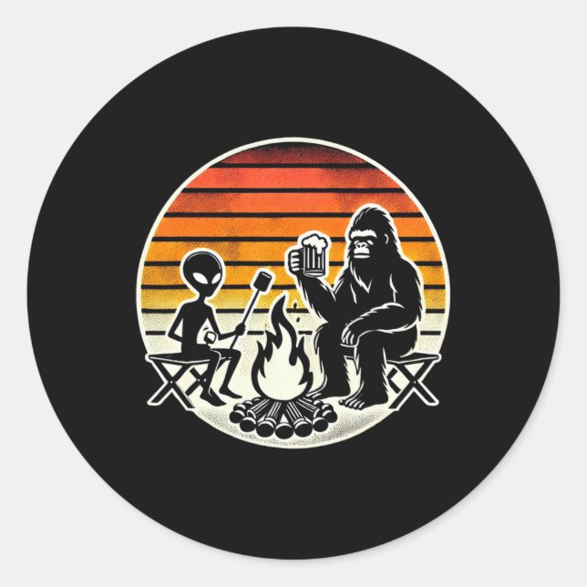 Pegatina Redonda Bigfoot And Alien Camping Drinking Beer  (Anverso)