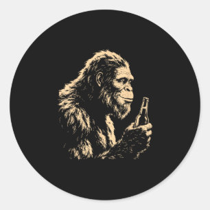 Pegatina Redonda Bigfoot bebiendo cerveza divertido sasquatch arte 
