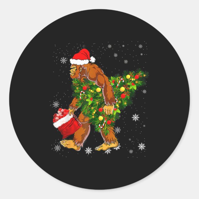 Pegatina Redonda Bigfoot Carrying Christmas Tree Sasquatch Believer (Anverso)