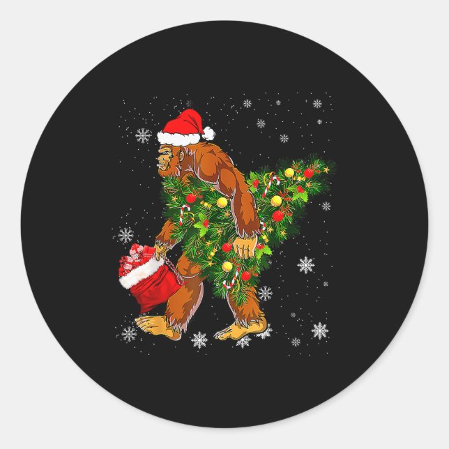 Pegatina Redonda Bigfoot Carrying Christmas Tree Sasquatch Believer (Anverso)