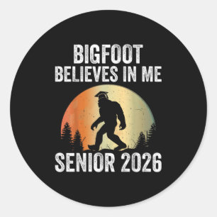 Pegatina Redonda Bigfoot Cree En Me Senior 2026 Sasquatch Gradu
