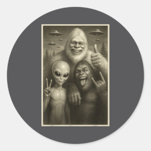 Pegatina Redonda Bigfoot Divertido, Alien, & Yeti Sasquatch Roc