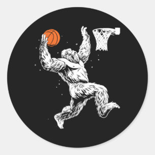 Pegatina Redonda Bigfoot jugando béisbol divertido Sasquatch Bball