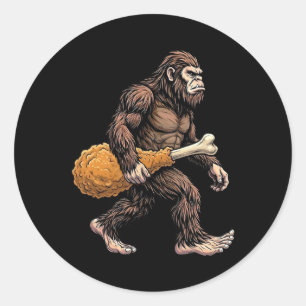 Pegatina Redonda Bigfoot llevando muslo de pollo amante de Sasquatc