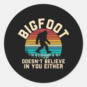 Pegatina Redonda Bigfoot no cree en ti   Bigfoot Retro