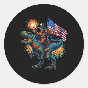Pegatina Redonda Bigfoot Sasquatch Riding Dinosaur T Rex. Gracioso
