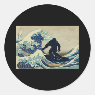 Pegatina Redonda Bigfoot Surfing Gran Ola de Kanagawa